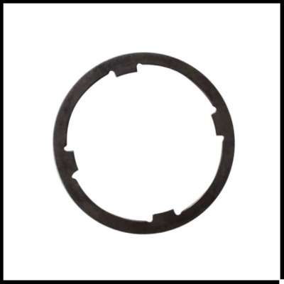 Anel metálico circular preto com recortes regulares