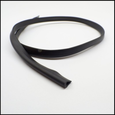 Perfil em borracha preto com textura lisa sobre fundo branco