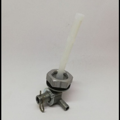 Peça metálica com tubo pequeno e haste branca sobre fundo branco