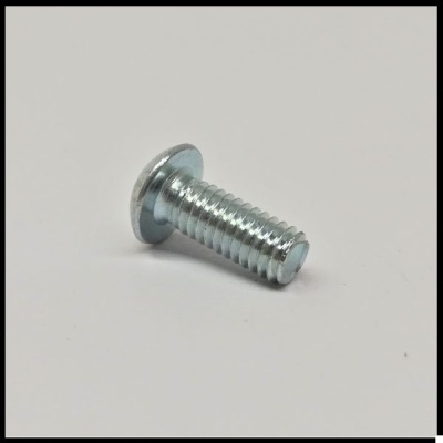 Parafuso metálico prateado com cabeça chata em fundo branco