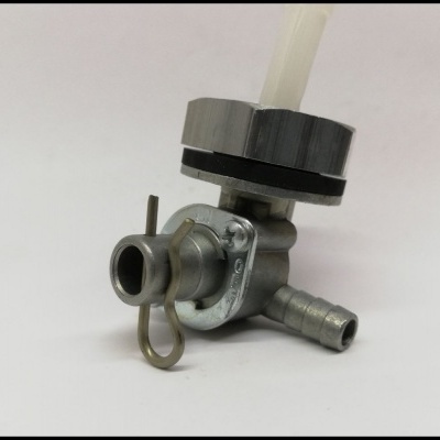 Válvula metálica prateada com tubo flexível transparente