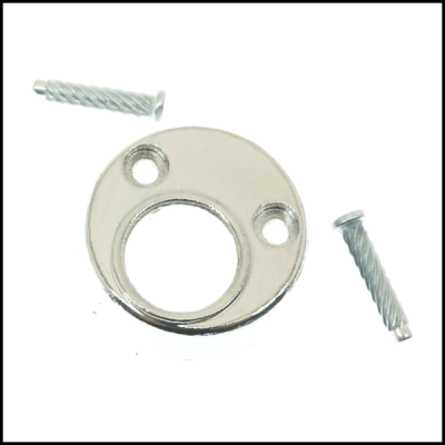 Peça metálica circular com furos e parafusos prateados sobre fundo branco