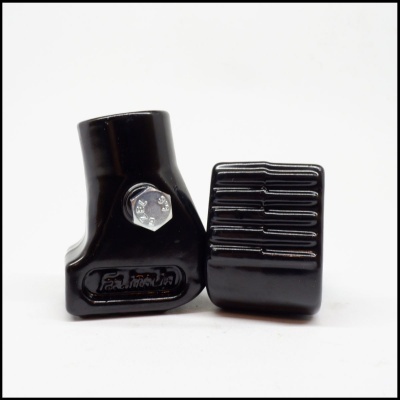 Conjunto de dois pedais ou apoios pretos com parafuso metálico e textura canelada