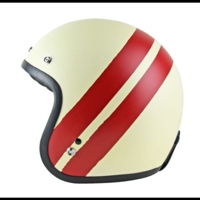 Capacete creme com listas vermelhas e detalhes pretos