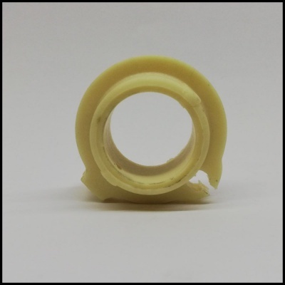 Rolo de plástico amarelo claro contra fundo branco