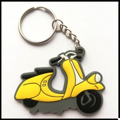Chaveiro scooter amarelo emborrachado com corrente metálica