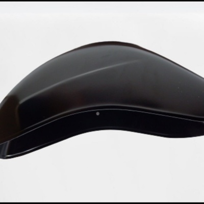 Capacete preto brilhante com forma aerodinâmica