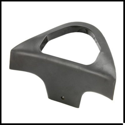 Componente plástico triangular preto com abertura central