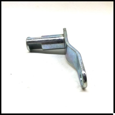 Peça metálica prateada angular com orifício numa extremidade