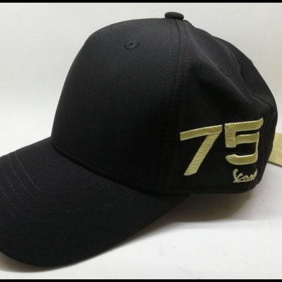 Boné preto com bordado amarelo claro '75 Levi's' em fundo branco