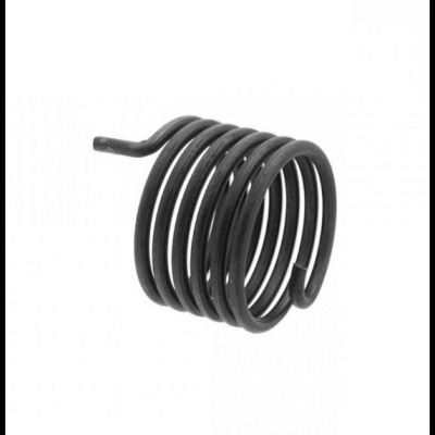 Mola helicoidal metálica preta com cinco voltas.