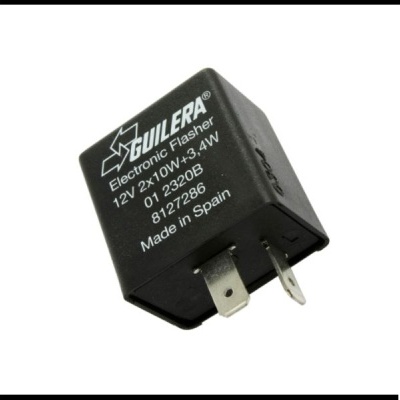 Relé eletrónico preto para piscas com inscrições da marca Guillera