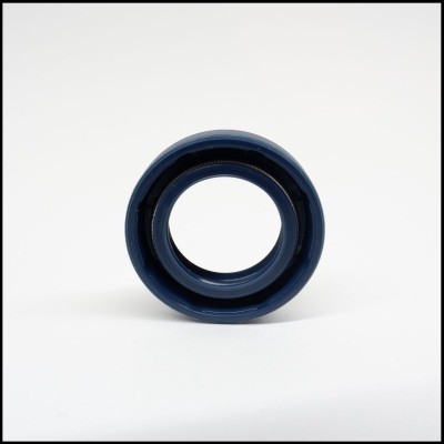 Anel ou junta de borracha azul escura com orifício circular central, sobre fundo branco