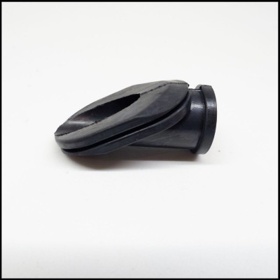 Peça plástica preta cónica e oval sobre fundo branco