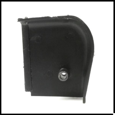 Peça plástica preta com parafuso metálico