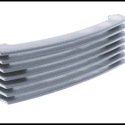 Grelha plástica cinza curva com lâminas horizontais