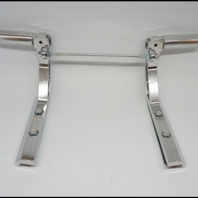 Aparelho metálico com duas alças cilíndricas e barras verticais prateadas