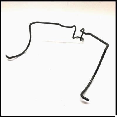 Peça metálica preta sobre fundo branco