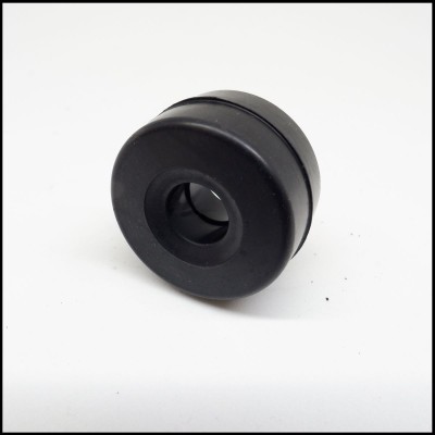 Roda pequena preta em plástico com superfície lisa