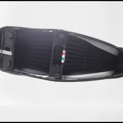 Escorredor de louça preto com suporte metálico em fundo branco