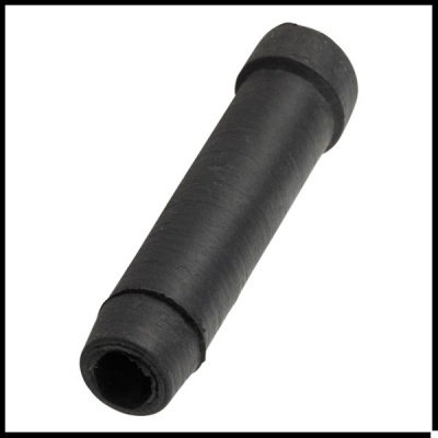 Peça tubular preta lisa com bordas reforçadas sobre fundo branco