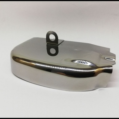 Peça metálica cromada com aba e orifício de fixação em superfície branca