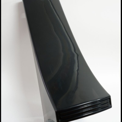 Suporte preto de plástico curvado sobre fundo branco