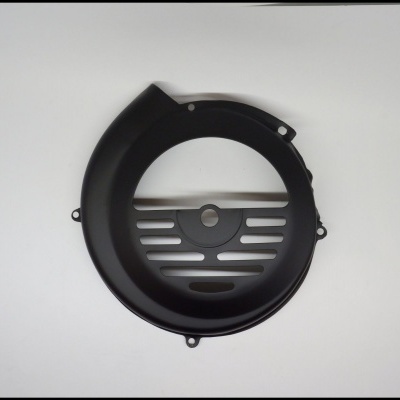 Proteção circular preta em metal com fendas e pontos de fixação