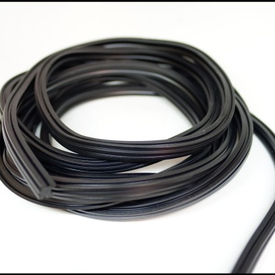 Vedação ou tubo de borracha preto enrolado