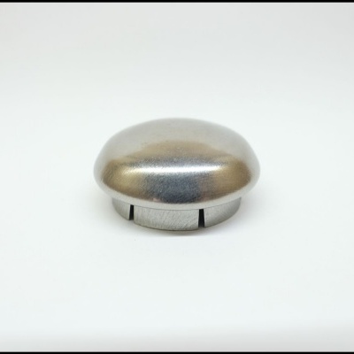 Botão metálico prateado redondo sobre fundo branco