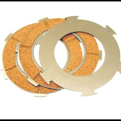 Discos metálicos com cortiça em fundo branco