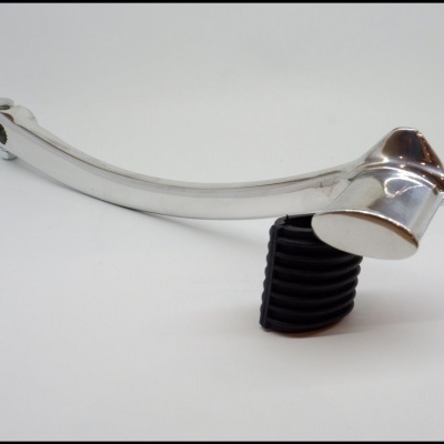 Manípulo de metal prateado com pedal em borracha preta