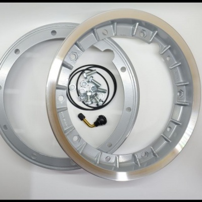 Acessórios para jante de motocicleta feitos de metal prateado com parafusos e peça plástica preta