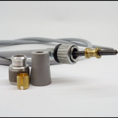 ferramenta elétrica cinzenta com peças metálicas e plásticas em fundo branco