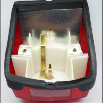 Luz traseira de bicicleta vermelho e preto vista de trás com componentes internos