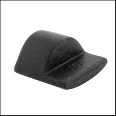 Peça pequena preta em plástico com formato de cunha arredondada