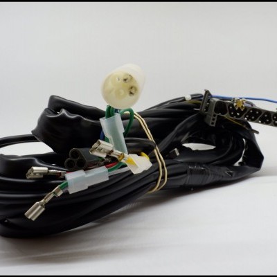 Cabos elétricos pretos com conectores variados sobre fundo branco