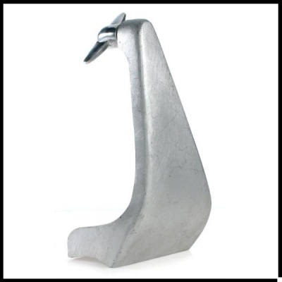 Escultura metálica prateada de forma abstrata sobre fundo branco