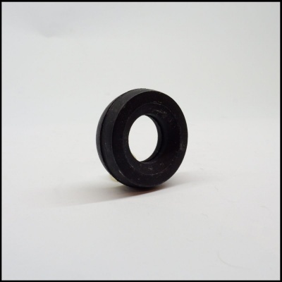 Peça circular preta com furo central em fundo branco