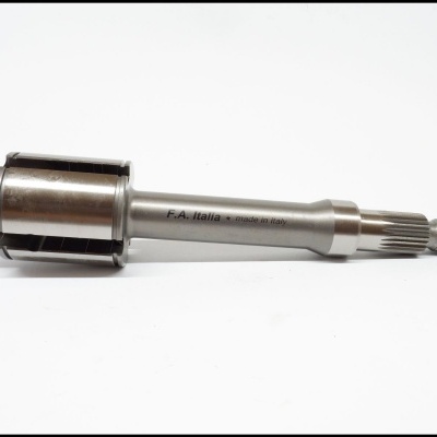 Eixo metálico prateado com texto gravado sobre fundo branco