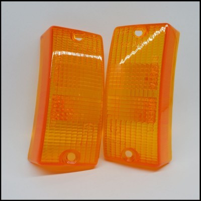 Lentes de plástico laranja translúcido com relevo e orifícios para fixação