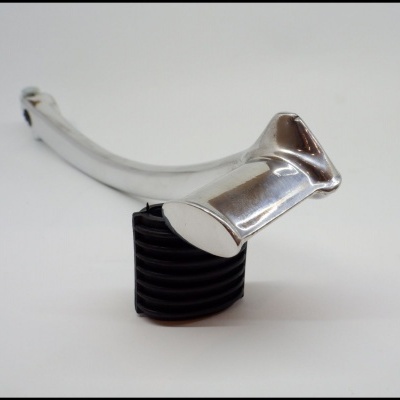 Pedal metálico prateado com base preta emborrachada em fundo branco