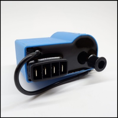 Dispositivo eletrónico azul com conector preto e cabo