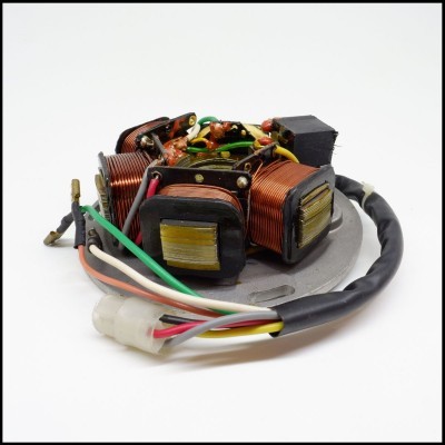 Estator eletrônico com bobinas de cobre e fios coloridos