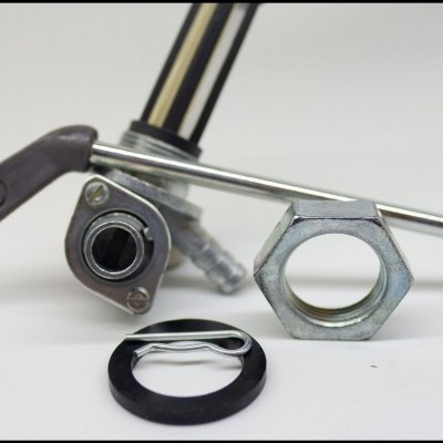 Componentes metálicos e plásticos, válvula com alavanca, porca hexagonal, mola e anel preto