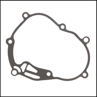 Junta de vedação cinza escuro com vários orifícios sobre fundo branco.