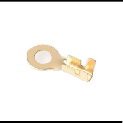 Terminal elétrico metálico dourado com forma circular e garra