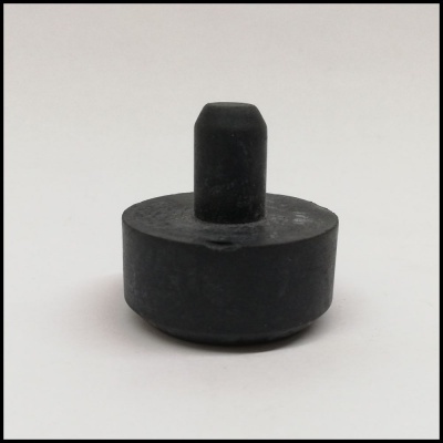 Peça cilíndrica de borracha preta com base larga