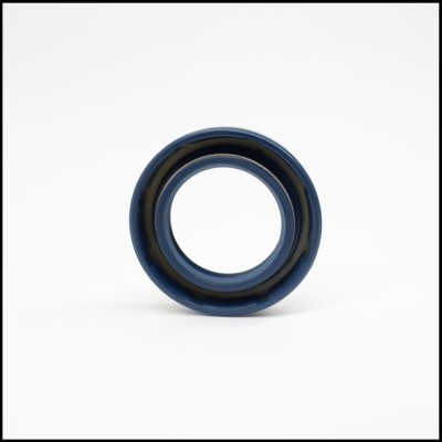 Anel de borracha preto com interior oco, fotografia em fundo branco