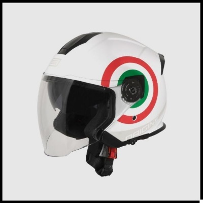 Capacete de motociclista branco com detalhe circular nas cores da bandeira italiana